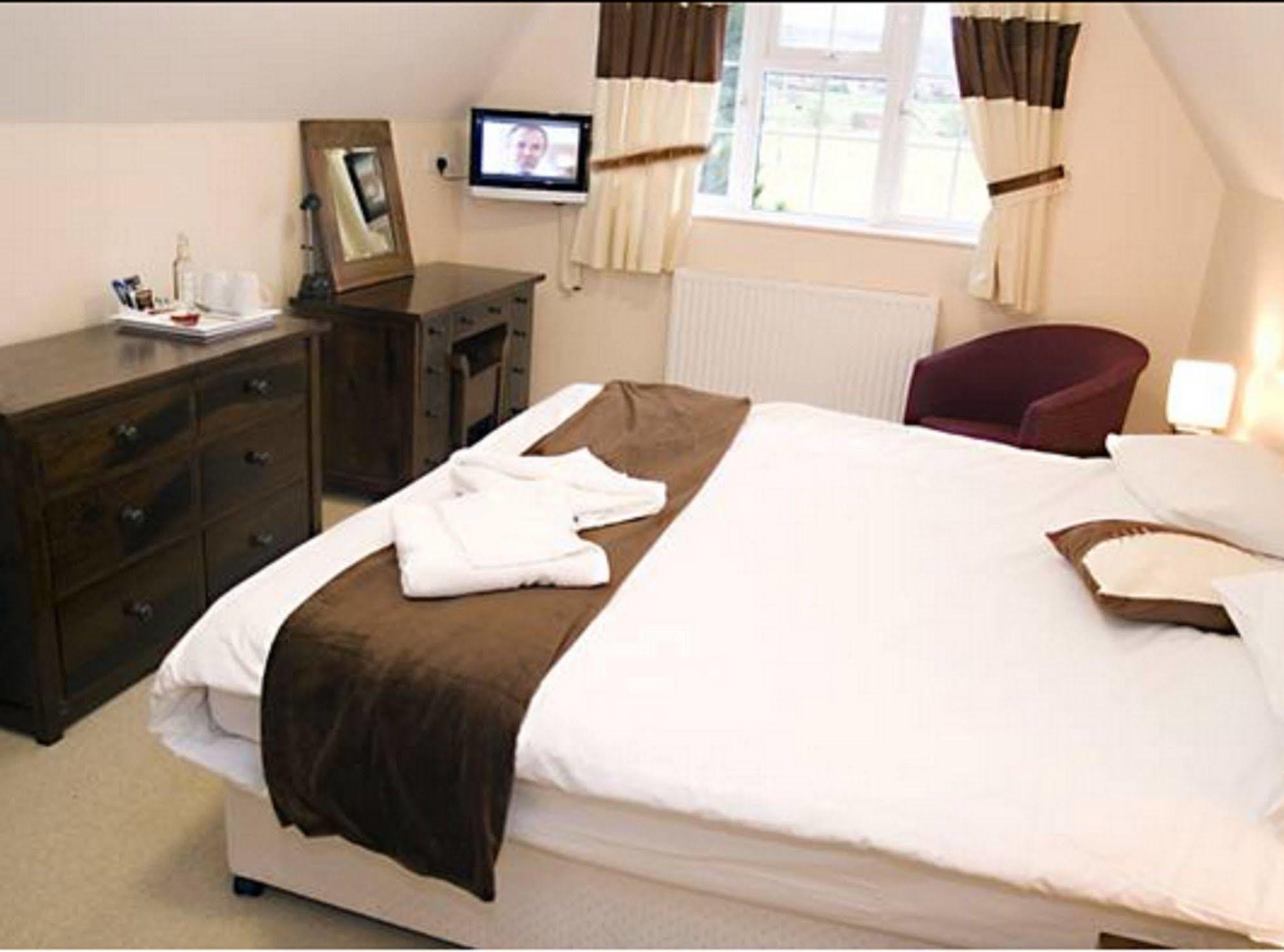 The Peacock Country Inn Чиннор Экстерьер фото